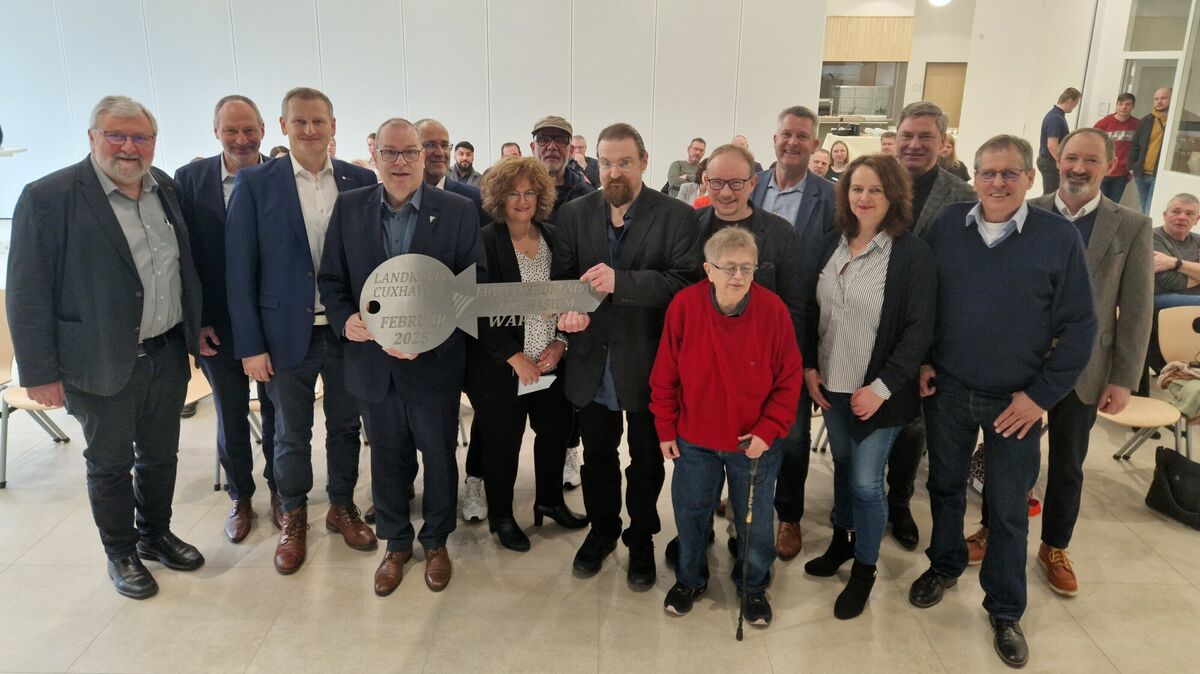 Landrat Thorsten Krüger (4.v.l.) übergibt den symbolischen Schlüssel des Neubaus an den Schulleiter des Gymnasiums Warstade Sebastian Auschra. Foto: Larschow