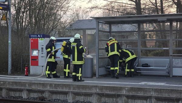 Feuer am Bahnhof in Wingst: Papierkorb steht in Vollbrand