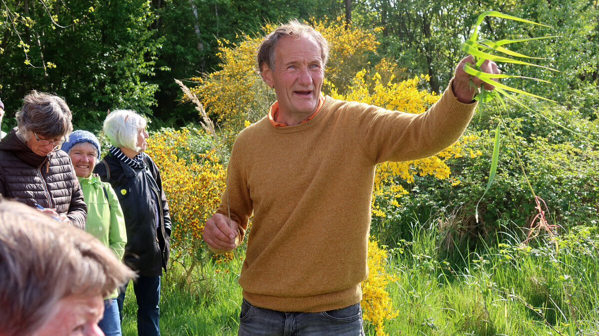 „Wer weiß, was das ist“, fordert Jürgen Feder sein Publikum zum zehnjährigen Jubiläum des Sahlenburger Wattenmeer-Besucherzentrums heraus. Foto: Giesecke