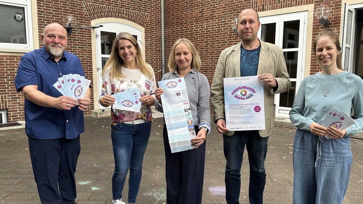 Allesamt begeistert über das zivilgesellschaftliche Engagement, das sich in der Interkulturellen Woche und darüber hinaus in Cuxhaven zeigt: Jörg Flehnert, Antje Pakusch (Stadt Cuxhaven), Dorota Mrusek (Jugendmigrationsdienst des Paritätischen), Andrii Zotkin, Lena Raddatz-Flehnert (v.l.). Sie freuen sich, wenn der Flyer fleißig studiert wird.