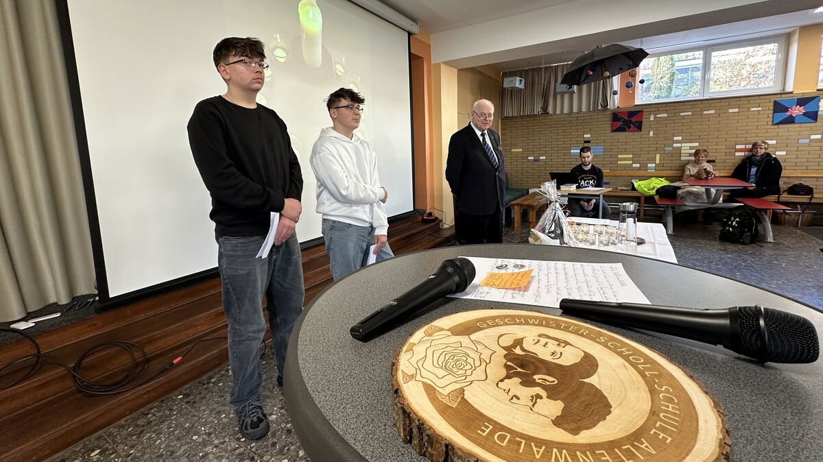 20 Jahre "Narben bleiben": Es war auch eine Veranstaltungsreihe im Gedenken an die Geschwister Scholl (Plakette im Vordergrund), die für ihren Mut mit dem Leben bezahlten.