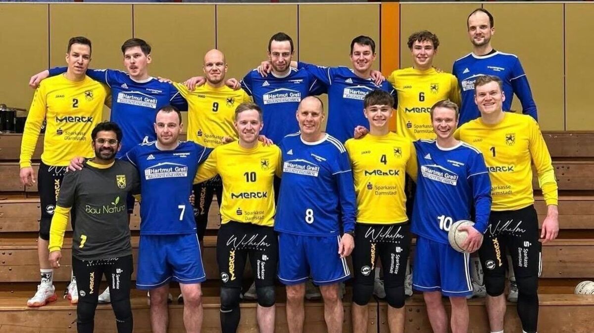 Ein letztes Erinnerungsfoto an eine tolle Faustball-Reise: Mit dem Spiel beim Rekordmeister TSV Pfungstadt endet die beeindruckende Saison für den SV Armstorf - und höchstwahrscheinlich auch die Zeit im Oberhaus. Foto: privat