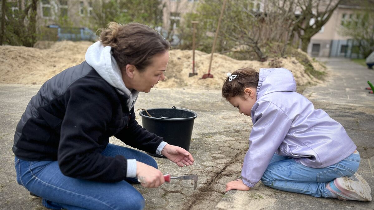 Groß und klein arbeiteten auf dem Schulhof Seite an Seite. Foto: Frauns