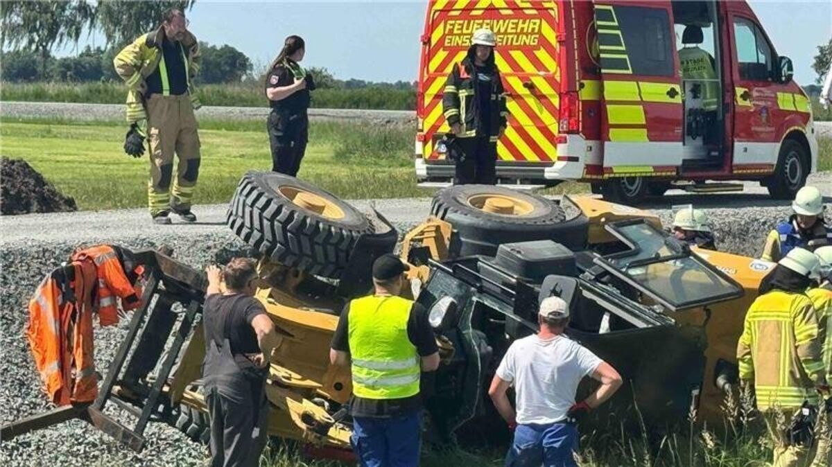 Der Radlader rutscht seitlich von der eineinhalb Meter erhöht liegenden Schotterstraße ab und kippt auf ein Wiesenstück um. Foto: TV Elbnews