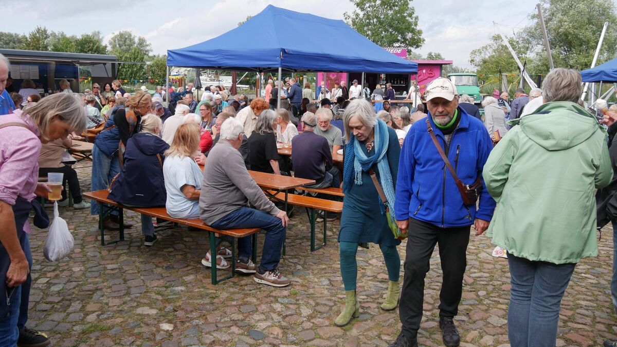 Zahlreiche Besucherinnen und Besucher kommen an den Alten Hafen in Neuhaus/Oste. Bereits ab 11 Uhr füllt sich das Areal rund um den
historischen Hafenschuppen. Foto: Lange