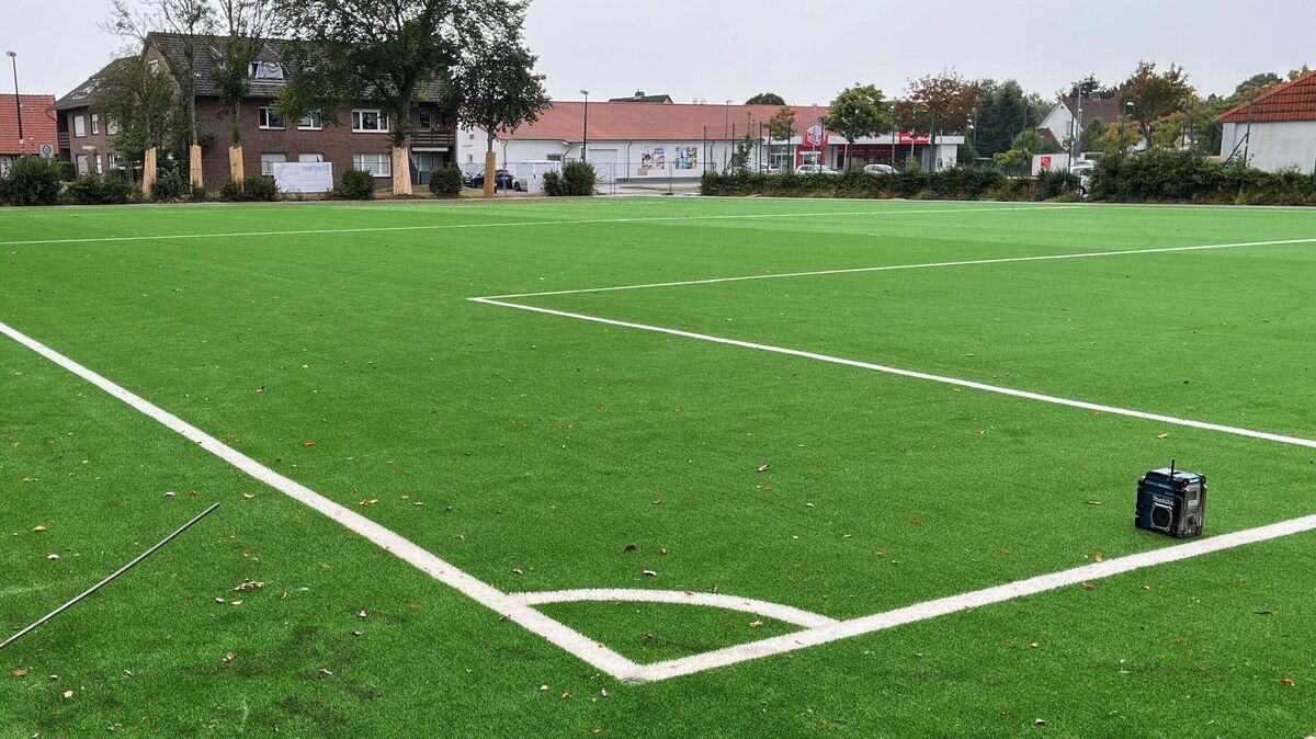 Der neue Kunstrasenplatz in Otterndorf ist fast fertig: In wenigen Wochen sollen die ersten Trainingseinheiten auf dem neuen Geläuf stattfinden. Foto: Unruh