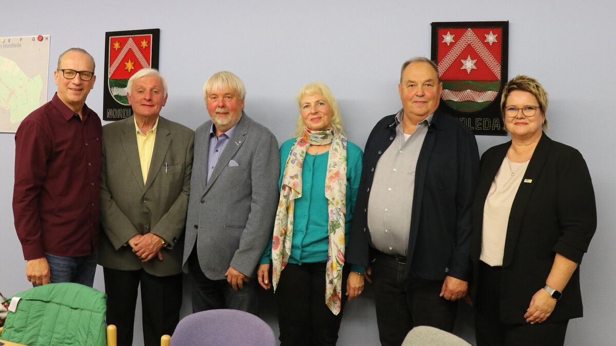 Nicole Friedhoff (rechts), Vorsitzende des Kreisverbandes des Niedersächsischen Städte- und Gemeindebundes, ehrte Ingo Graf, Hans-Hermann Ropers, Uwe Haase, Heike Niemann und Uwe Blohm (v.l.n.r.). Foto: Mangels