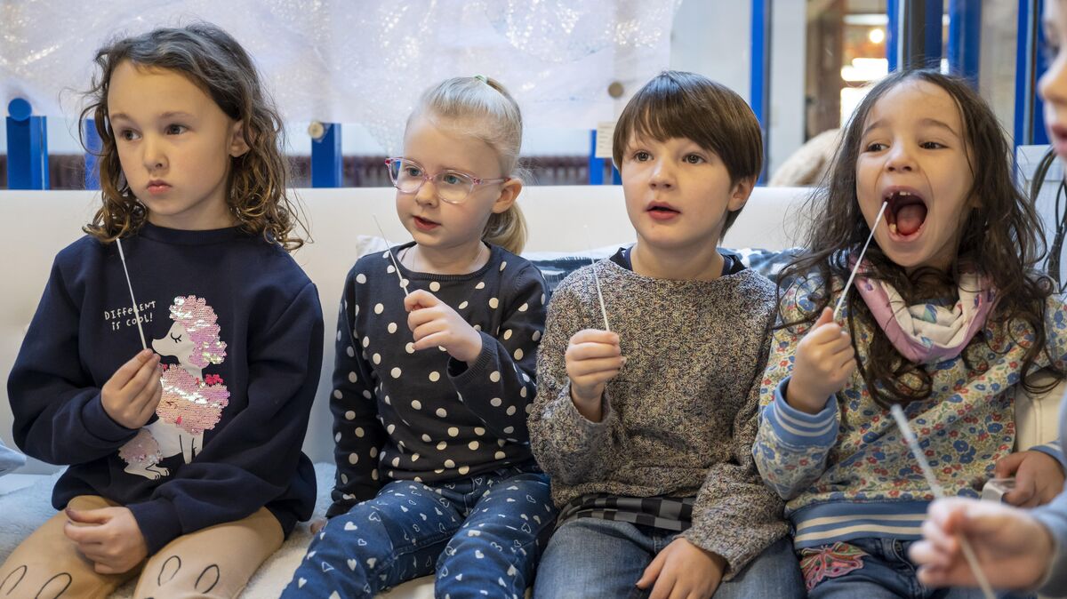 Die Testpflicht in Schulen und Kitas gilt nicht mehr - freiwillig können Eltern ihre Kinder trotzdem weiter auf das Coronavirus testen. Foto: dpa/Peter Kneffel