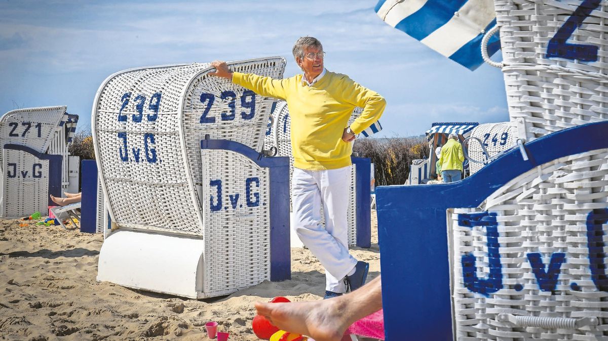 Hier fühlt er sich wohl, hier ist sein Zuhause: Jürgen von Glahn. Die Strandkorbvermietung des 73-Jährigen besteht in diesem Jahr seit 80 Jahren. Seine Großmutter hatte sie 1939 gegründet. Foto: Scheschonka