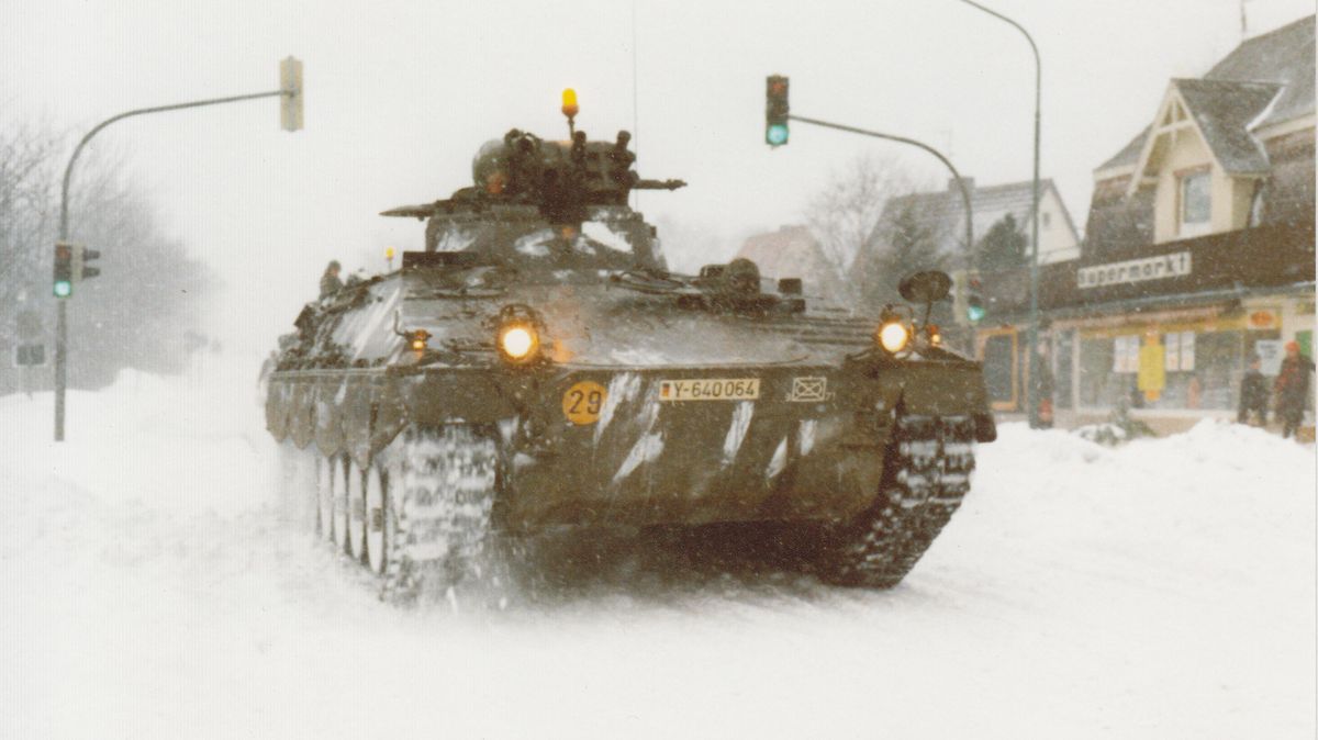 Ein Panzer vom Typ Marder A1 rollt im Winter 78/79 durch die Altenwalder Hauptstraße. Foto: Baltin/Sammlung Ortsrat Altenwalde