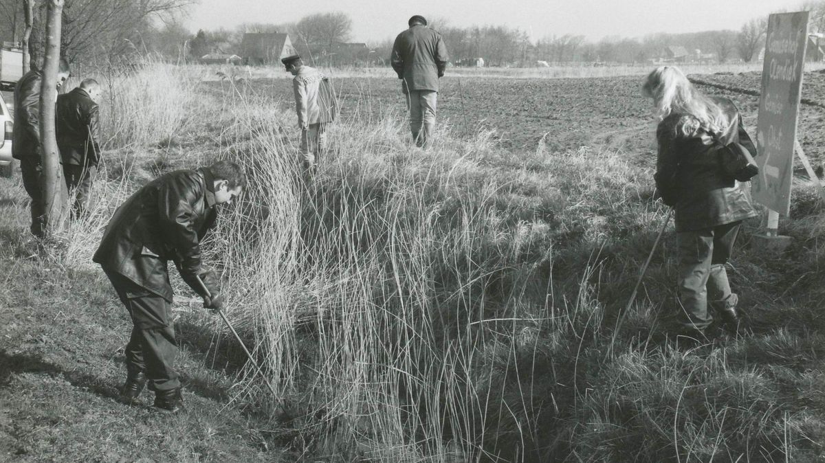 Mehrmals gab es groß angelegte Suchaktionen in Nordholz. Die Polizei suchte vergeblich nach der Tatwaffe oder anderen handfesten Beweisen. Foto: CNV-Archiv