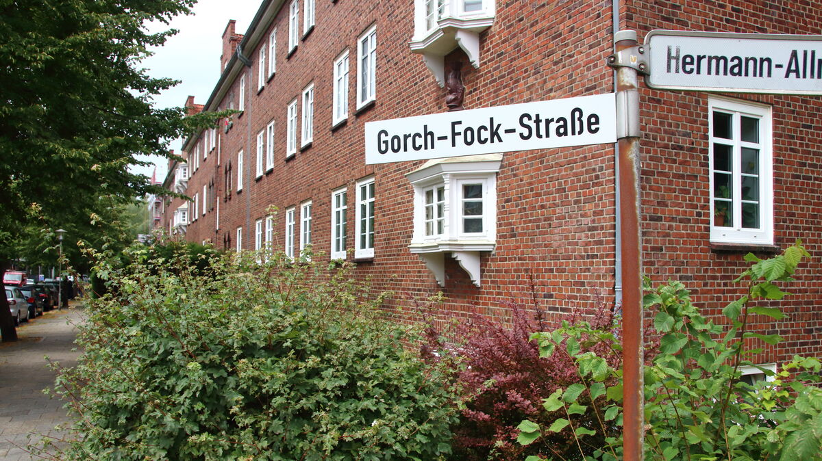 Ab Dienstag auf dem Trockenen? In den Treppenhäusern dieser Wohnanlage hat der örtliche Wasserversorger Aushänge anbringen lassen, in denen die Einstellung der Versorgungsleistung angekündigt wird. Foto: Koppe