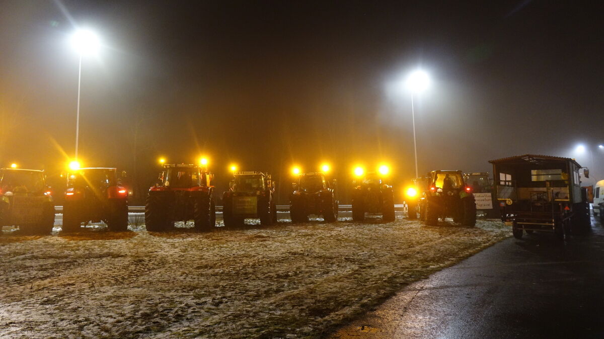 Im A27-Kreisel in Cuxhaven haben sich die Bauern so platziert, dass die Trecker-Fronten in den Verkehr zeigen. Foto: Francke