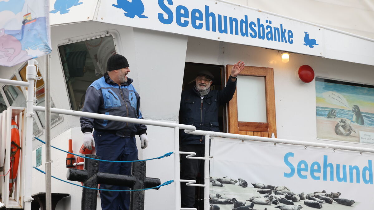 Gemeinsam mit Alexander Klein, dem neuen Kapitän der „Jan Cux II“, steuerte Christian Detzkeit sein Schiff ein letztes Mal aus dem Hafen. Foto: Fischer