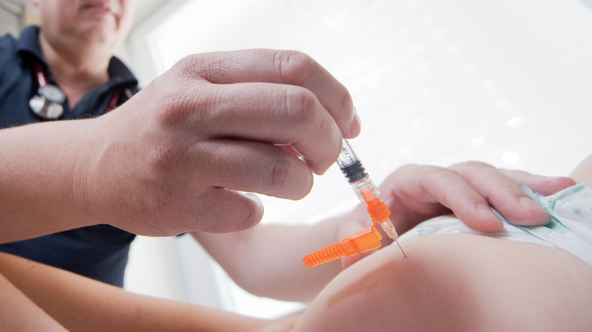 Seit März 2020 gilt in Kitas, Schulen, Kliniken und anderen Einrichtungen eine Masern-Impfpflicht. Foto: dpa/Stratenschulte
