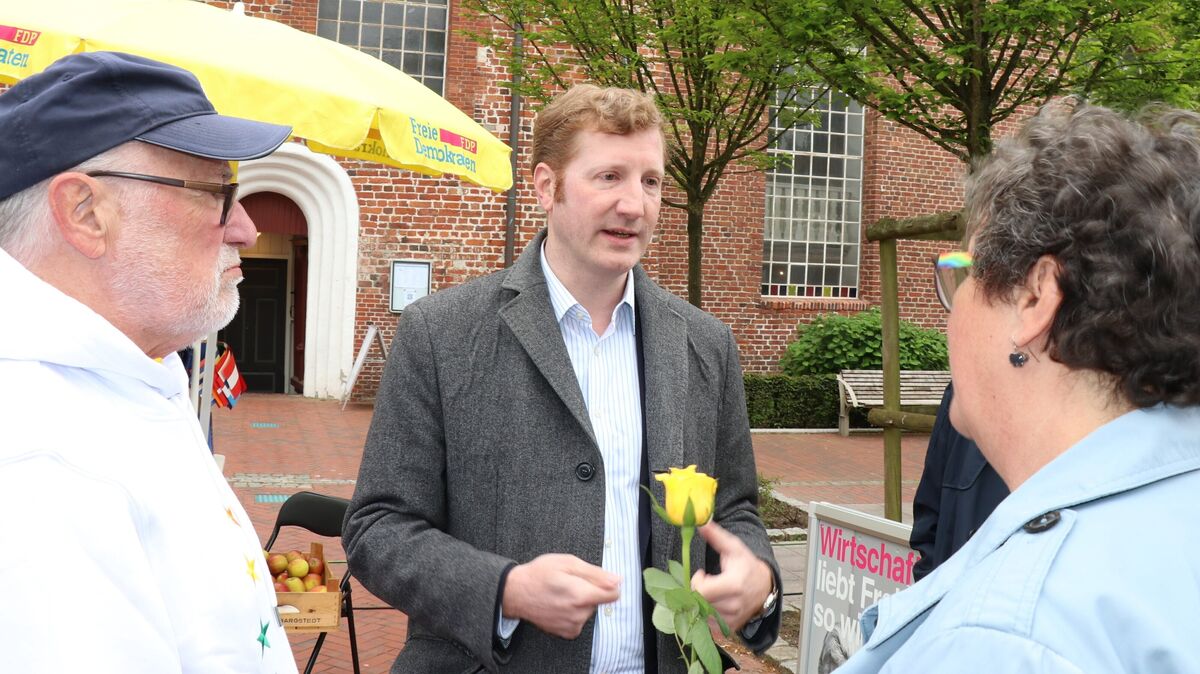 Jan-Christoph Oetjen, FDP-Spitzenkandidat aus Niedersachsen für die Wahl zum Europäischen Parlament, legte sich auf dem Otterndorfer Wochenmarkt ins Zeug. Foto: Mangels