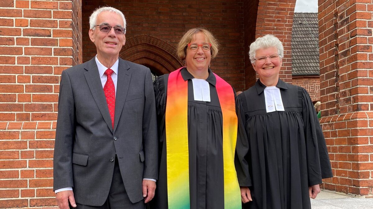 Feiern zusammen die Amtseinführung der neuen Pastorin: Götz Michael Weber (v.l., Kirchenvorstand-Vorsitzender, Pastorin Martina Weber, Pastorin i.R. Tomke Ande (Hamburg). Foto: Helga Skrandies-Brihmani