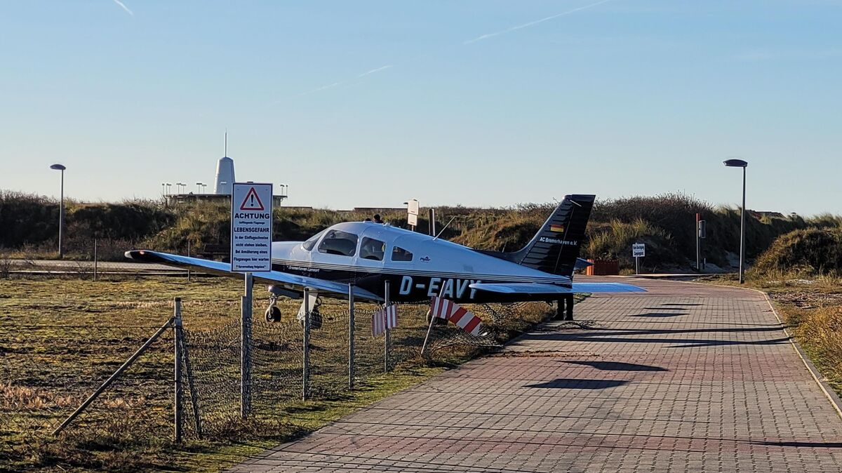 Ein Flugunfall ereigbnete sich nach der Landung auf Helgolands Düne. Die Maschine des Aeroclubs Bremerhaven landete im Maschendrahtzaun. Foto: Rauch