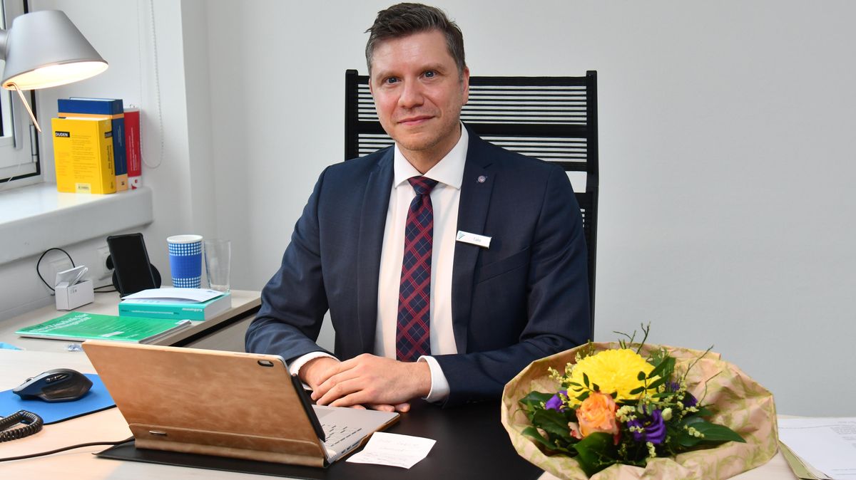 So richtig eingerichtet hat Michael Take sein Büro noch nicht: Ein Bild an der Wand ziert bislang nicht seinen neuen Arbeitsplatz, dafür steht aber schon mal ein Blumenstrauß auf dem Schreibtisch. Bevor es für den Dezernenten an die Inneneinrichtung geht, haben auch andere Themen Vorrang. Foto: Schröder