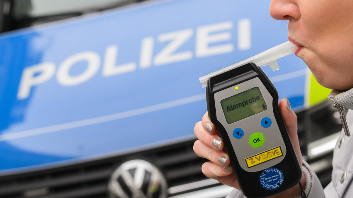 Nach auffälliger Fahrweise kontrollierte die Polizei Cuxhaven eine 55-jährige Autofahrerin. Foto: Julian Stratenschulte/dpa
