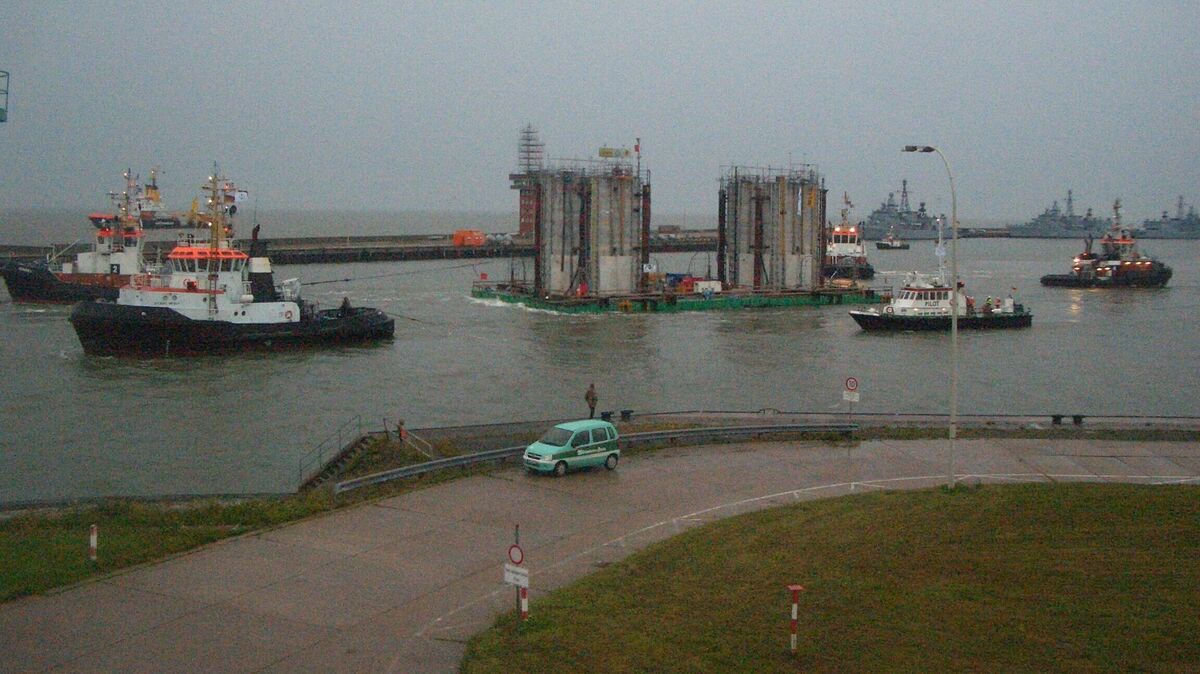 Schlepper manövrieren ein gigantisches Betonteil durch die Jade, ein riskanter Einsatz unter der Leitung von Towmaster Norbert Harms. Foto: ForumMaritim