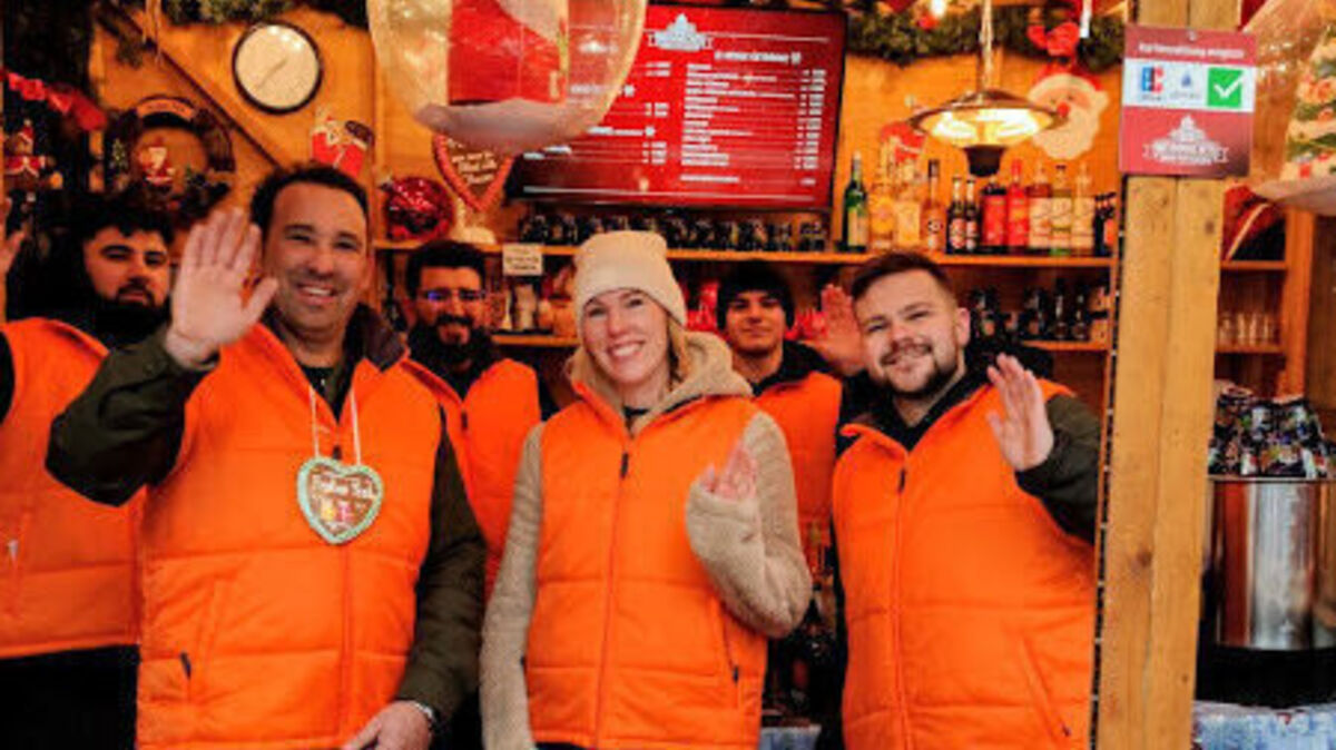 Hakan Bingöl (l.) mit seinem Team auf dem Weihnachtsmarkt vor dem Schloss Ritzebüttel. Foto: Inga Kasparek