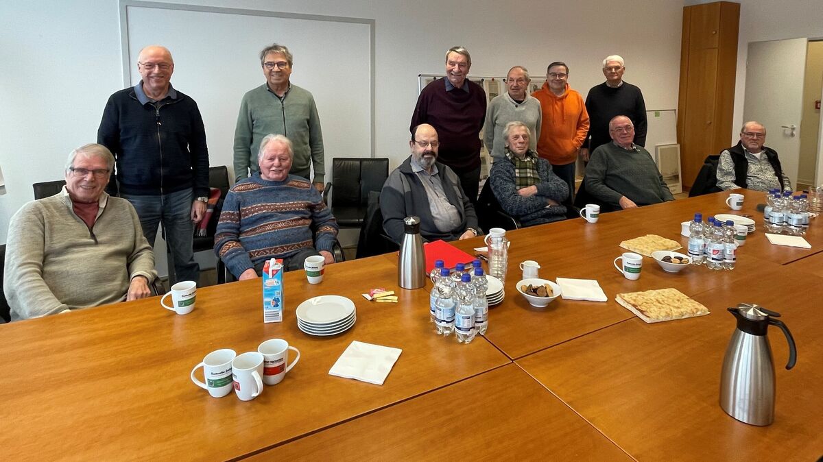 Sie waren die Gäste bei unserem Auftakttreffen: Stehend v.l.: Günter Weber, Albert Scholz, Eckhard Thome, Klaus Krüger, Christian Hofmann, Jürgen Aedtner, vorne v.l.: Bernd Köpcke, Reiner Blohm, Uwe Weiberg, Horst Trübner, Franz-Josef Lüken, Falk Milde.