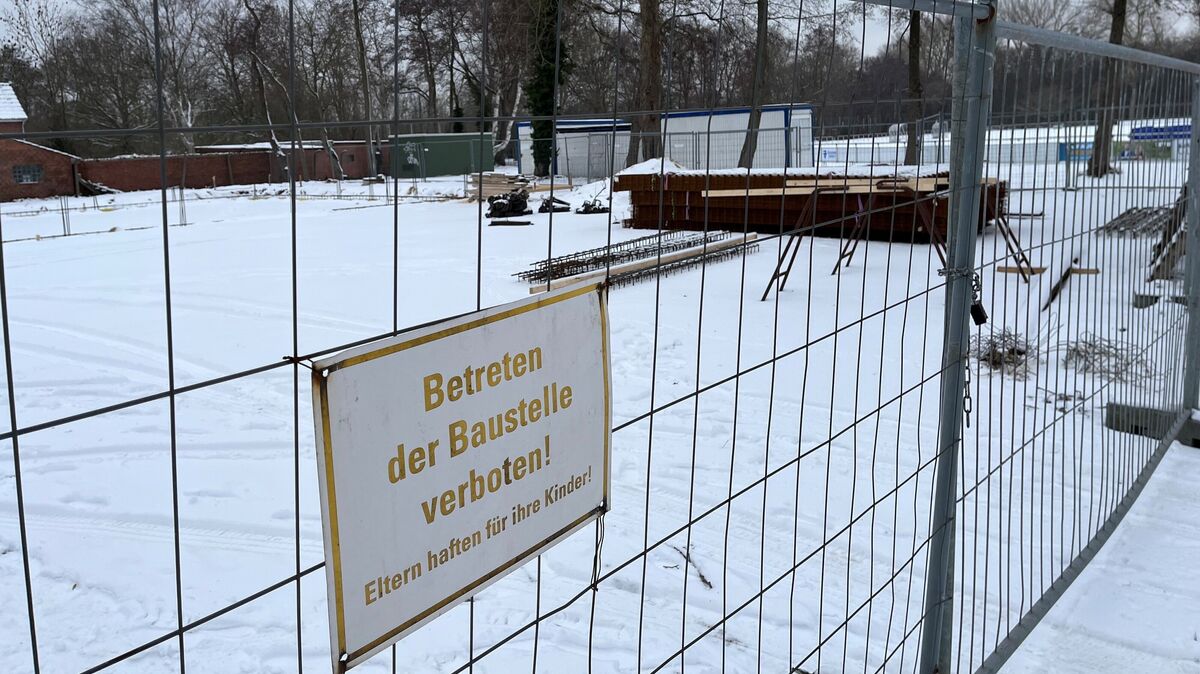 Noch sperren Bauzäune die Baustelle am Strichwegsportplatz ab. Bis Ende des Jahres soll dort ein hochmoderner Umkleidetrakt für Sportlerinnen und Sportler stehen. Foto: Unruh