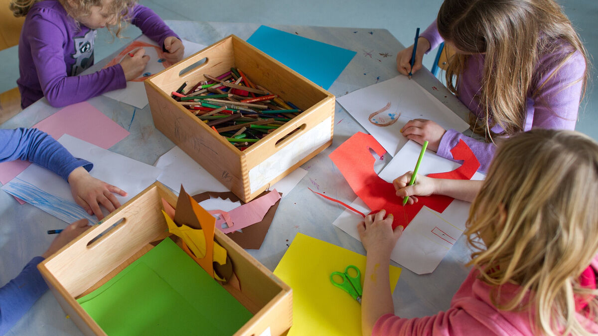 Ohne Zweifel: Für viele Eltern ist sie ein Segen – die Nachmittagsbetreuung der Kinder im Hort. Aber da sich ab August 2026 die Ganztagsschulen um die Grundschüler kümmern sollen, gilt der Hort vielerorts als Auslaufmodell. Foto: Anspach/dpa