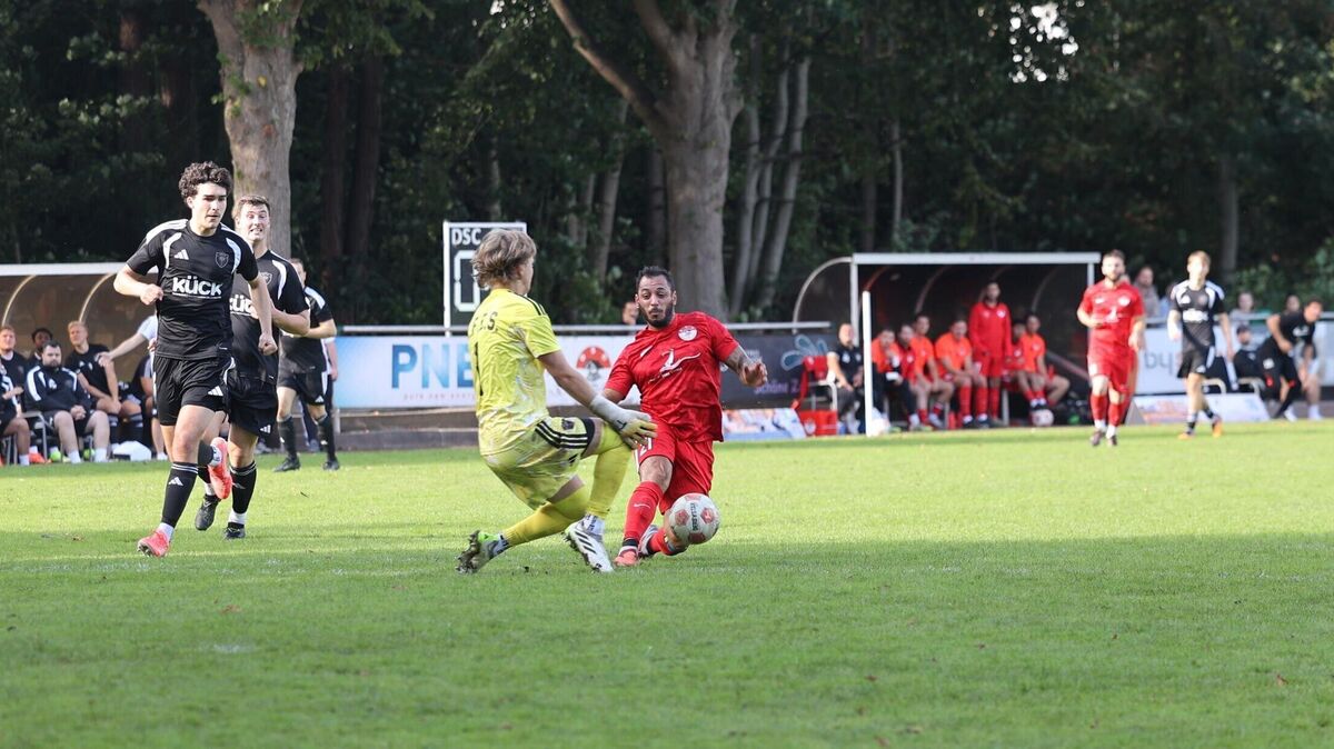 Nach dieser Aktion wurde Duhnens Damian Curras Fonseca neben dem Spielfeld behandelt. Die Gäste nutzten die Unterzahlsituation aus und gingen nach einem Freistoß 1:0 in Führung. Foto: May