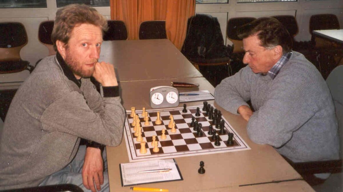 Peter Hertel (l.) spielte an seinem 43. Geburtstag gegen den jugoslawischen Großmeister Stanimir Nikolic bei den Cux-Open. Der Cuxhavener siegte überraschend. Nikolic hatte reichlich internationale Erfahrung, durfte sogar einmal gegen Hertels Vorbild Bobby Fischer spielen. Foto: Archiv