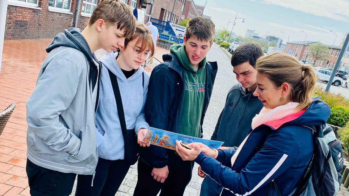 100 Achtklässler der Realschule Cuxhaven auf den Spuren der heimischen Fischwirtschaft unterwegs. Foto: Christina Haas