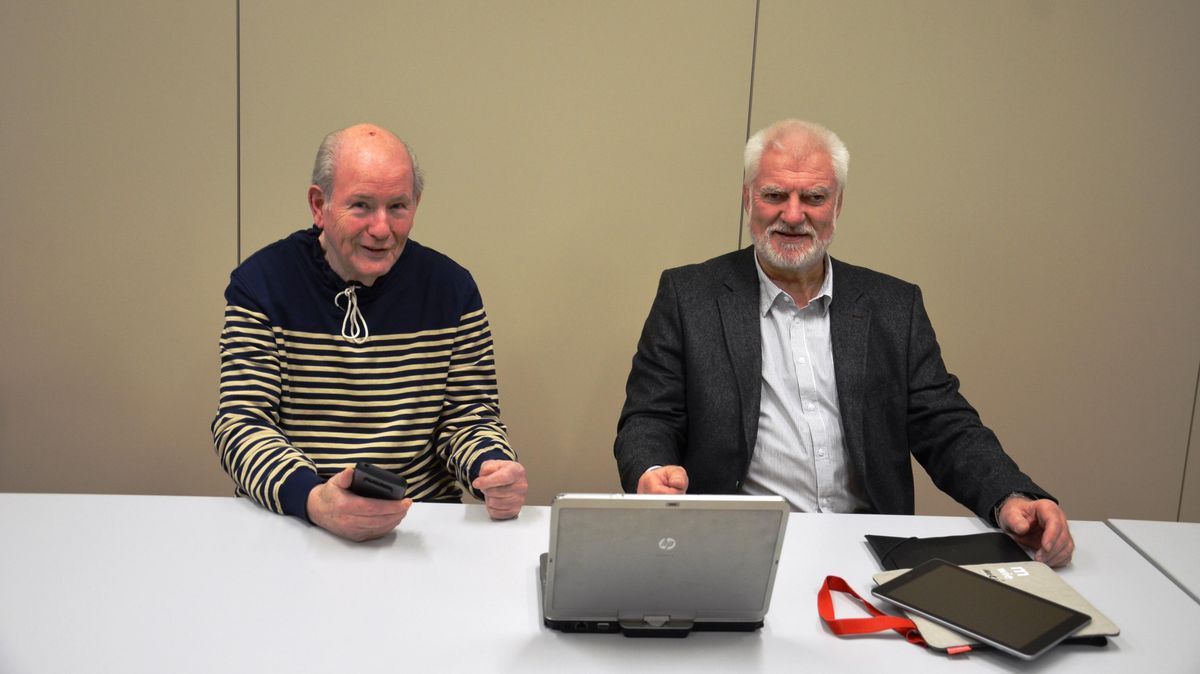 Computerstammtisch in Cadenberge: Informatiklehrer Dieter Voß (r.) hat das Amt von Horst Eckhardt übernommen. Foto: Lange