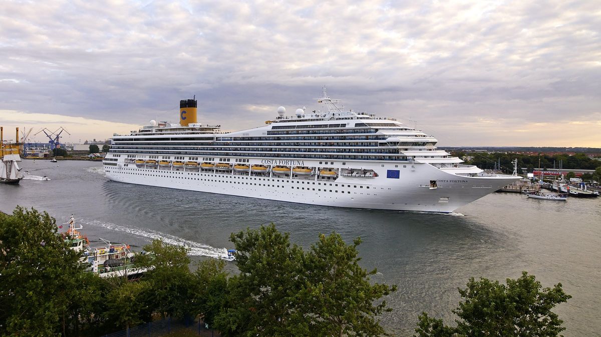 Die "Costa Fortuna" wird im Sommer 2020 zu 13 Reisen von der Columbuskaje starten. An Bord ist für fast 3500 Gäste Platz. Das Foto zeigt das Schiff in Warnemünde. Foto: Häntzschel/Nordlicht