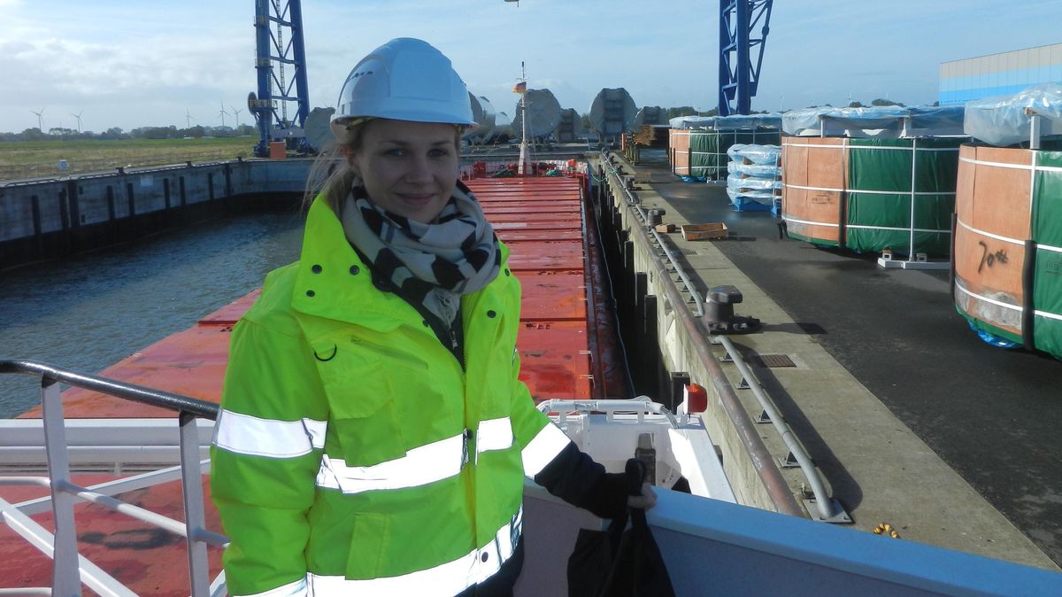 Janina Schröder ist mit 27 Jahren schon alleinverantwortliche Agenturleiterin bei der BREB GmbH und Co KG. Zu den Aufgaben der Schifffahrtskauffrau gehört die Betreuung von Schiffen und Besatzungen, die den Cuxhavener Hafen anlaufen. Eine spannende und abwechslungsreiche Arbeit. Foto: red