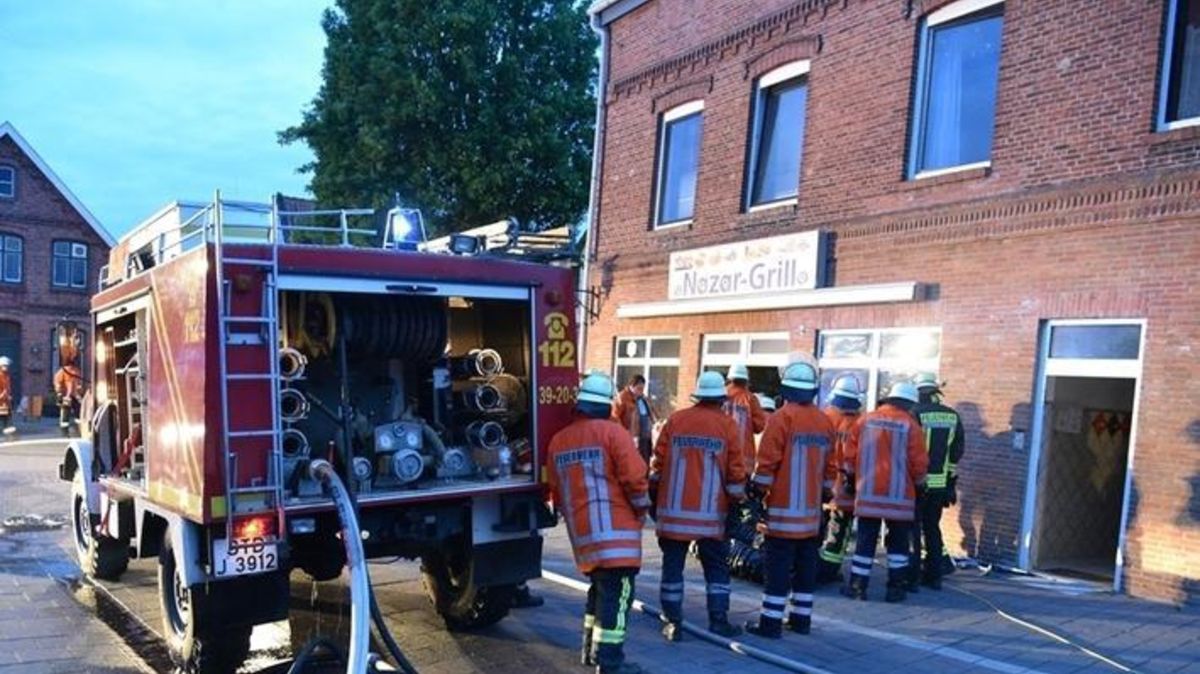 Blick auf die Einsatzstelle an der Hauptstraße in Freiburg: In dem Imbiss ist ein Feuer ausgebrochen. Foto: Beneke