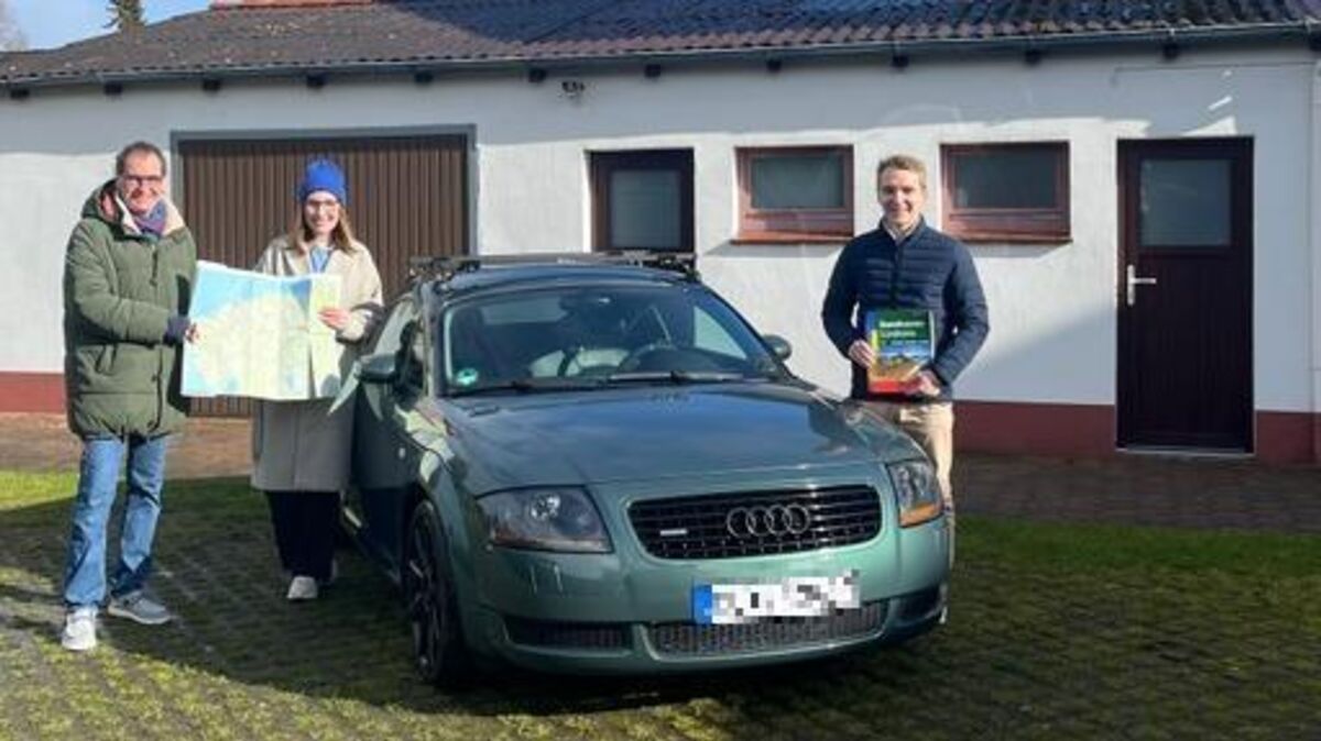 Jörg Peters (l.) ist froh darüber, dass sich das Ehepaar entschieden hat, die Spenden für die Hospizgruppe zu sammeln. Foto: Grell