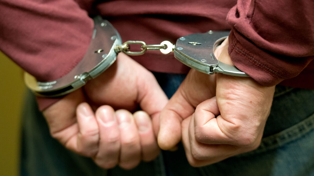 Der 41-jährige Tatverdächtige wurde nach der Durchsuchung vorläufig festgenommen und abgeführt. Symbolfoto: Sven Hoppe/dpa