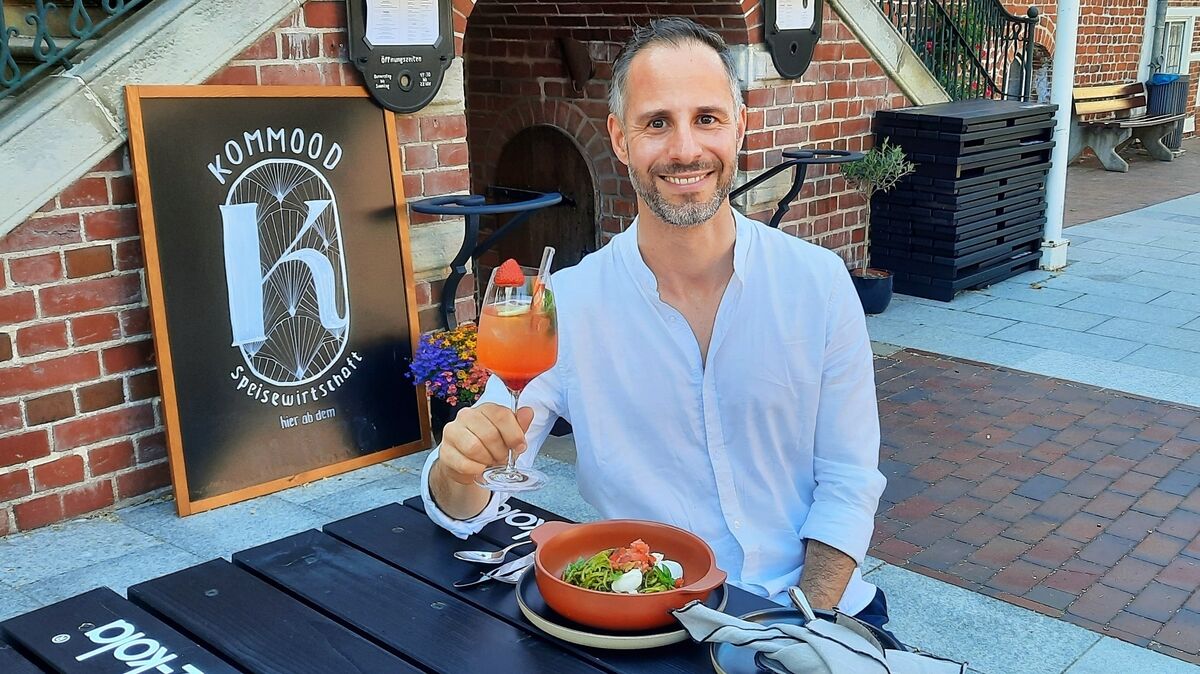 Aperitivo in der Abendsonne auf einer historischen Piazza: Daniel E. Palu vorm Kommood