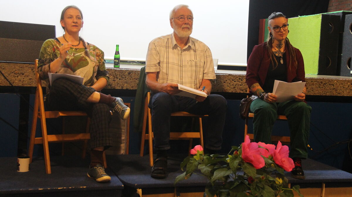 Schulleiterin Laura Bansemer (l.) und Elternvertreterin Ina Merz sowie als Moderator Jörn Möller beim Informationsabend in der Aula der Freien Schule in Oerndorf.