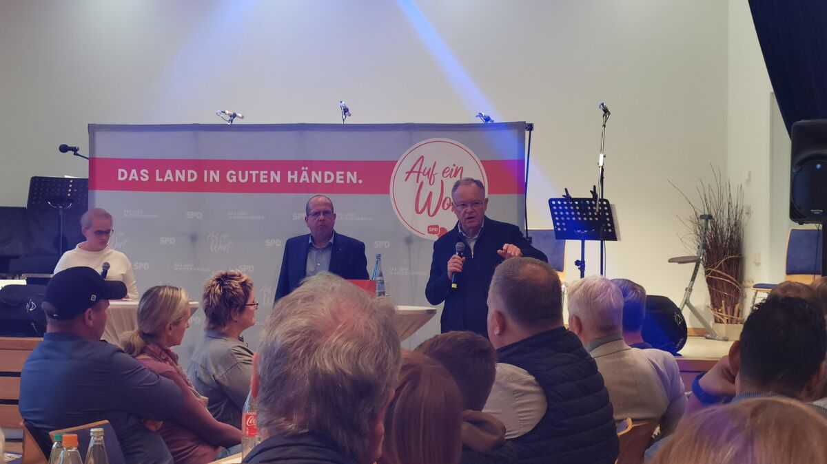 Rund 100 Gäste nahmen am Freitagabend an der Veranstaltung der SPD in den Seelandhallen Achtern Diek teil. Hier beantworteten Oliver Ebken und Stephan Weil die Fragen der Bürger. Foto: Fiola