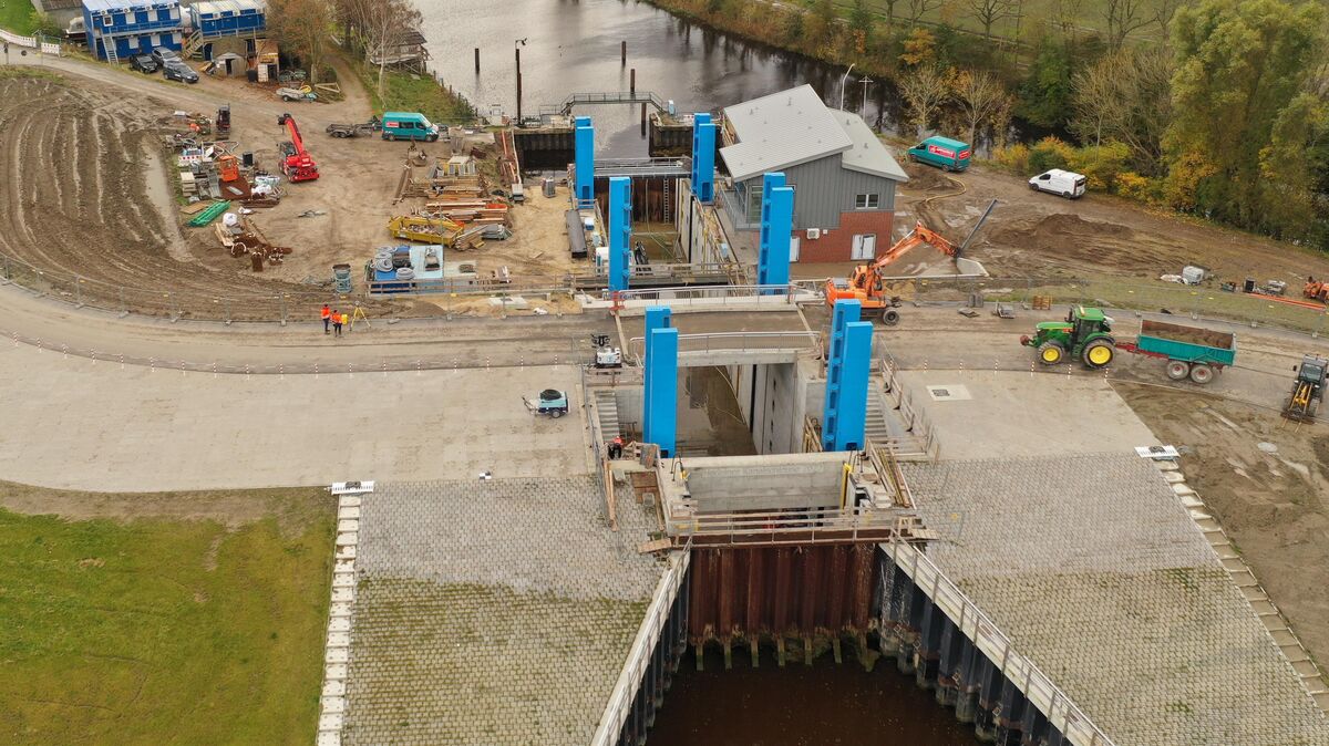 Aus der Luft lässt sich der Baufortschritt auf der Großbaustelle an der Hadelner Kanalschleuse besonders gut erkennen. Das Foto ist mit der Vermessungsdrohne des Landesamtes für Geoinformation und Landesvermessung Niedersachsen entstanden. Foto: LGLN