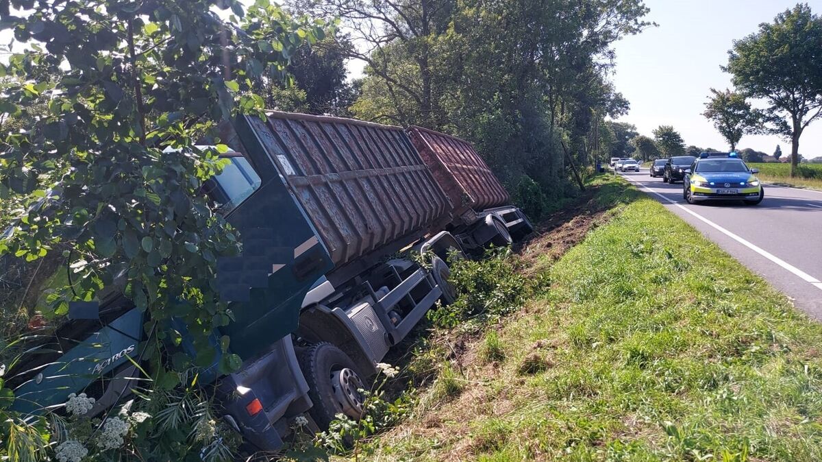 Der Lkw kommt in Schräglage im Seitenraum der B73 zwischen Altenbruch und Otterndorf zum Stehen. Foto: Polizei