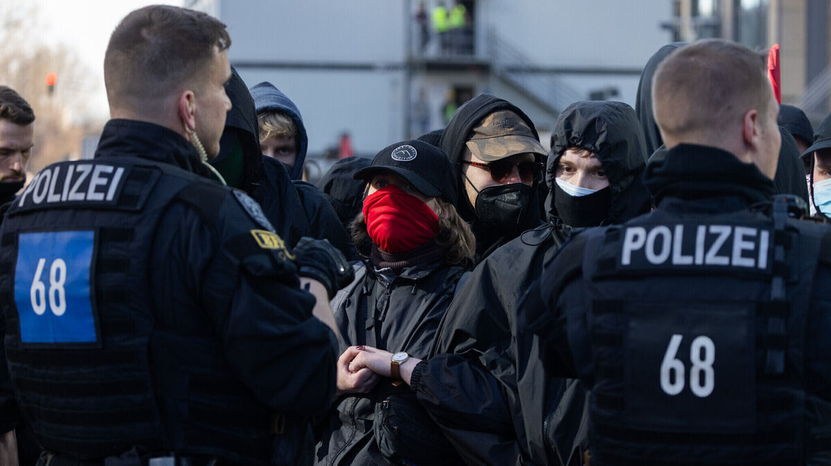 Szene aus einer der vorigen Demonstrationen unter dem Motto "Gemeinsam für Deutschland", gegen die sich in vielen Städten eine Gegenbewegung formierte. Foto: Lando Hass/dpa