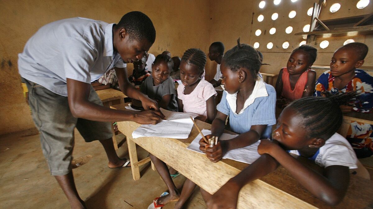 Unter einfachen Bedingungen erfolgt der Unterricht an Schulen in Sierra Leone, wenn es ihn überhaupt gibt. Um Kindern und Jugendlichen den Zugang zur Bildung zu ermöglichen, engagiert sich auch das Gymnasium in Warstade beim Projekt "Forikolo". Symbolfoto: Ahmed Jallanzo / dpa