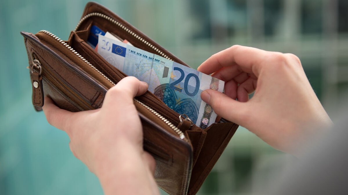 Die Polizei Cuxhaven warnt vor einer Betrugsmasche, bei der Jugendliche unter Vorwänden um Bargeld gebeten und anschließend unter Druck gesetzt werden. Foto: Andrea Warnecke/dpa