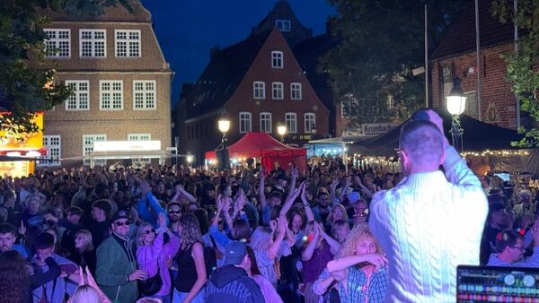 Otterndorfs "Lüttes Altstadtfest": Fröhlich, familiär, friedlich (mit Fotos & Video)