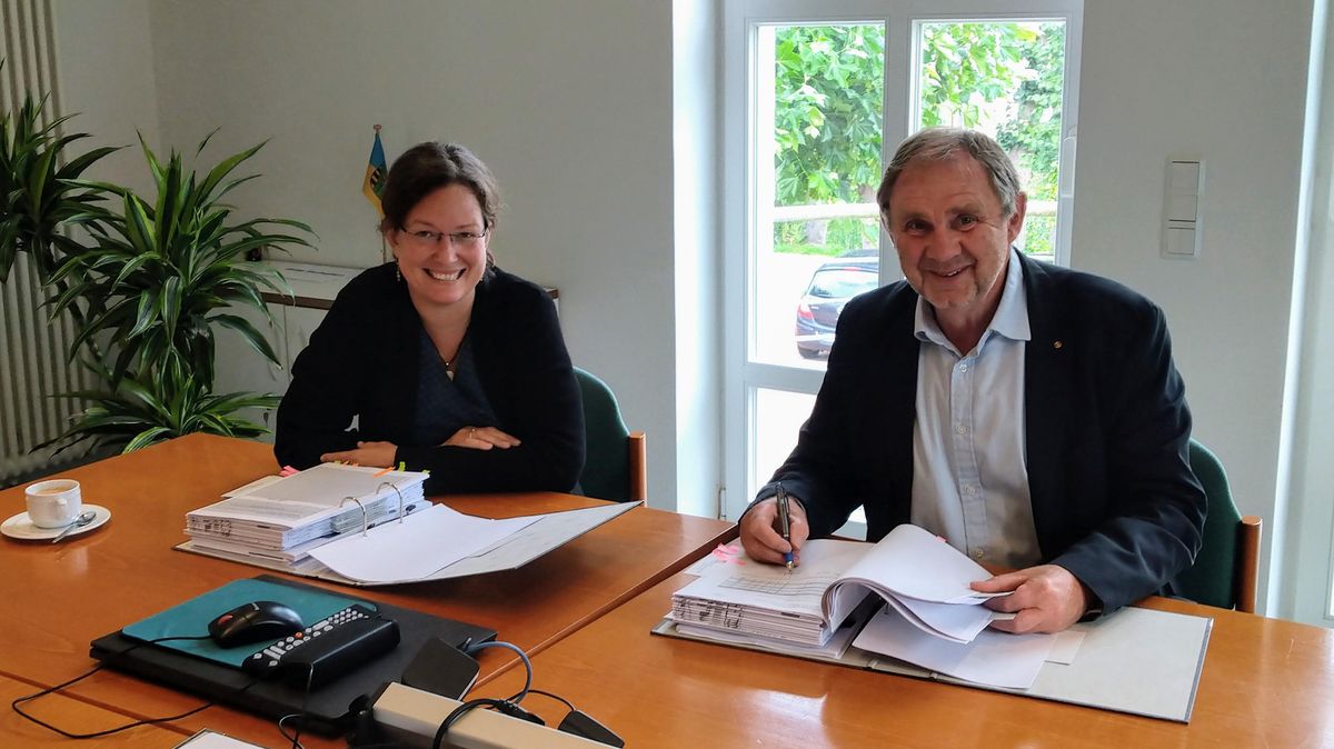 Sabine Schiffler-Natarajan und Samtgemeindebürgermeister Harald Zahrte bei der Unterzeichnung des Bauantrages. Foto: Lengsfeld