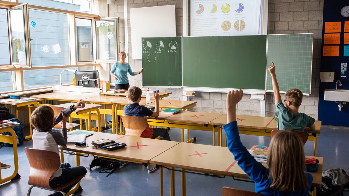 Die Aufhebung der Präsenzpflicht sei die schlechteste aller Möglichkeiten, hieß es seitens der Lehrergewerkschaft VBE. Symbolbild: dpa/Philipp von Ditfurth