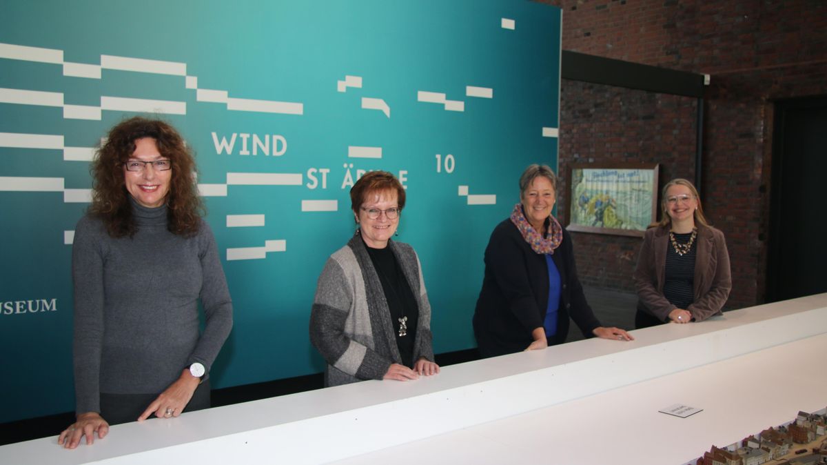 Herzlich Willkommen: Dezernatsleiterin Petra Wüst, Gabriele Hoffmann (Leitung Fachbereich Kultur) und Museumsleiterin Dr. Jenny Sarrazin (v.l.) stellten ihre neue Kollegin Dr. Christina Wawrzinek (r.) in der Halle vom Museum "Windstärke 10" vor. Foto: Potschka
